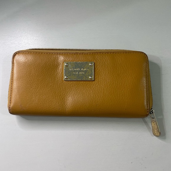 Micheal Kors Hand Wallet - Picture 1 of 4
